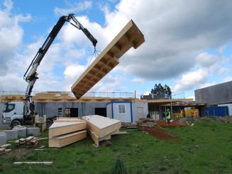 Une toiture en résille bois sur lespace Éco-chanvre